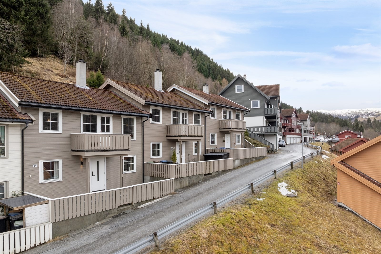 Bustaden er plassert i ei roleg og barnevenneleg gate utan gjennomgangstrafikk. Galleribilde