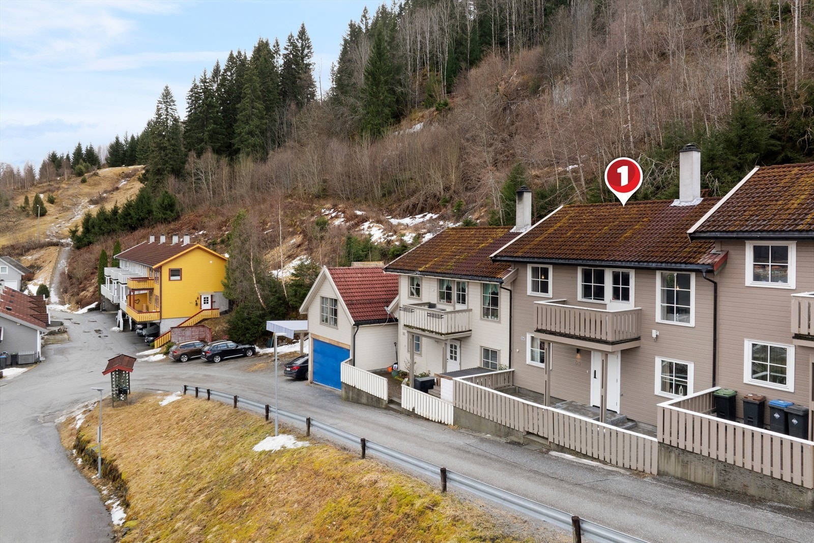 Tilhøyrande bustaden er det parkeringsplass nederst på rekka. Galleribilde