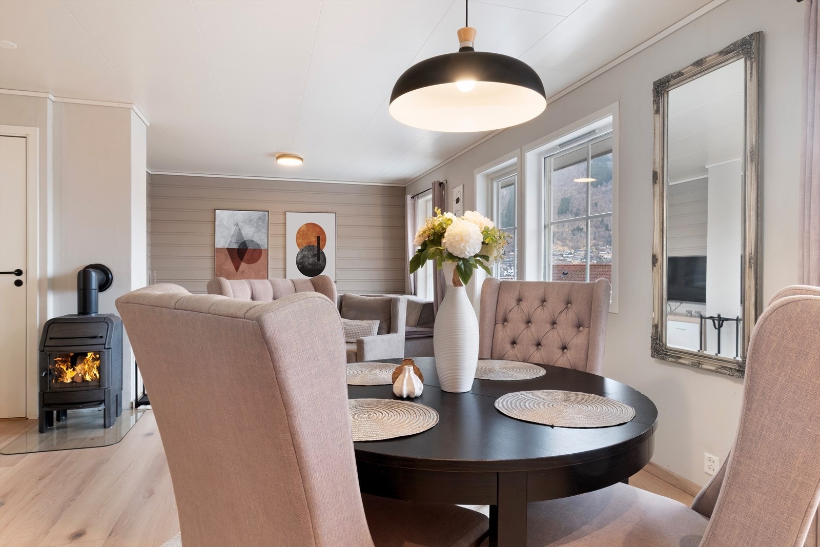 Det er store vindaugsflater i front som slepp inn mykje naturleg lys. Galleribilde