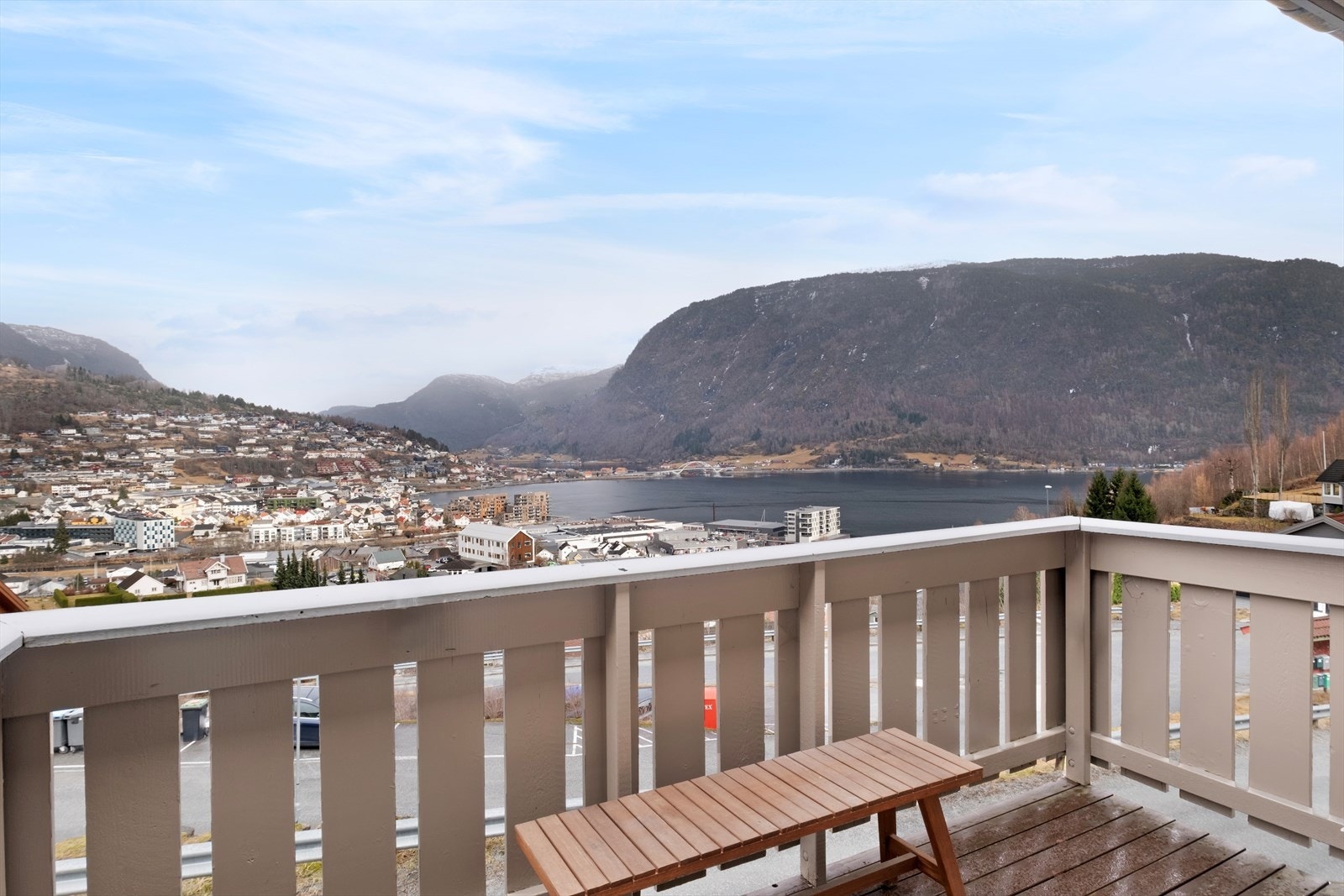 Tilkomst ut til veranda med flott utsikt over Sogndal, fjorden og fjella. Med gode solforhold sommarstid. Galleribilde