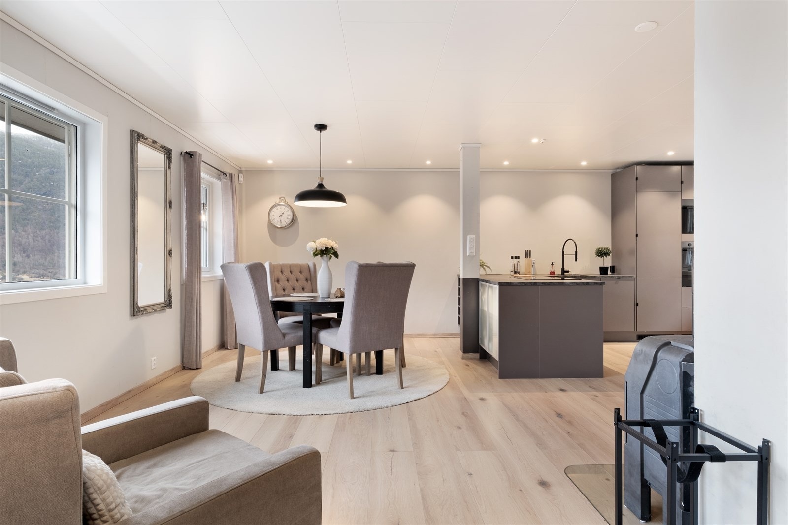 Stove og kjøken i open løysing. Galleribilde