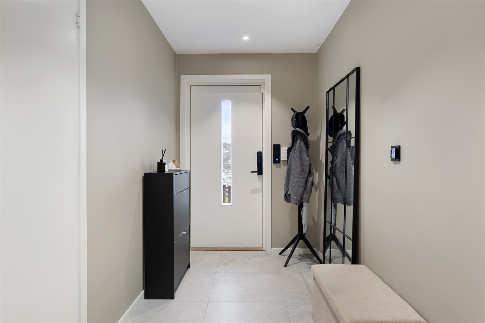 Velkommen inn - Lys og triveleg entré med god plass til å sette frå seg sko og henge frå seg yttertøy. Galleribilde