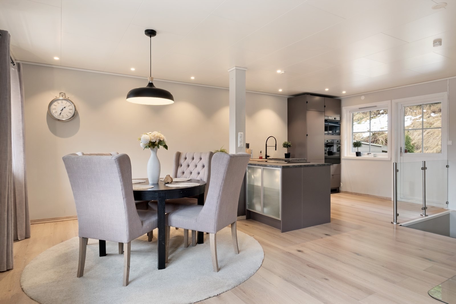 Her er god plass til ei etegruppe - ein fin plass å samle familien til middag. Galleribilde