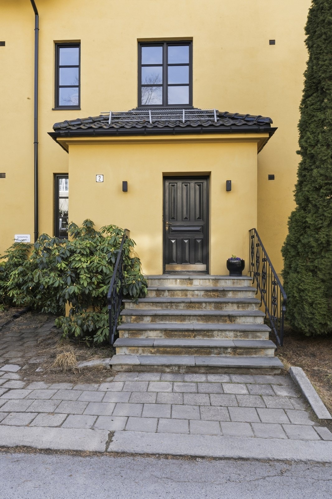 Velkommen til en svært sjarmerende boliggård på SKarpsno. Galleribilde