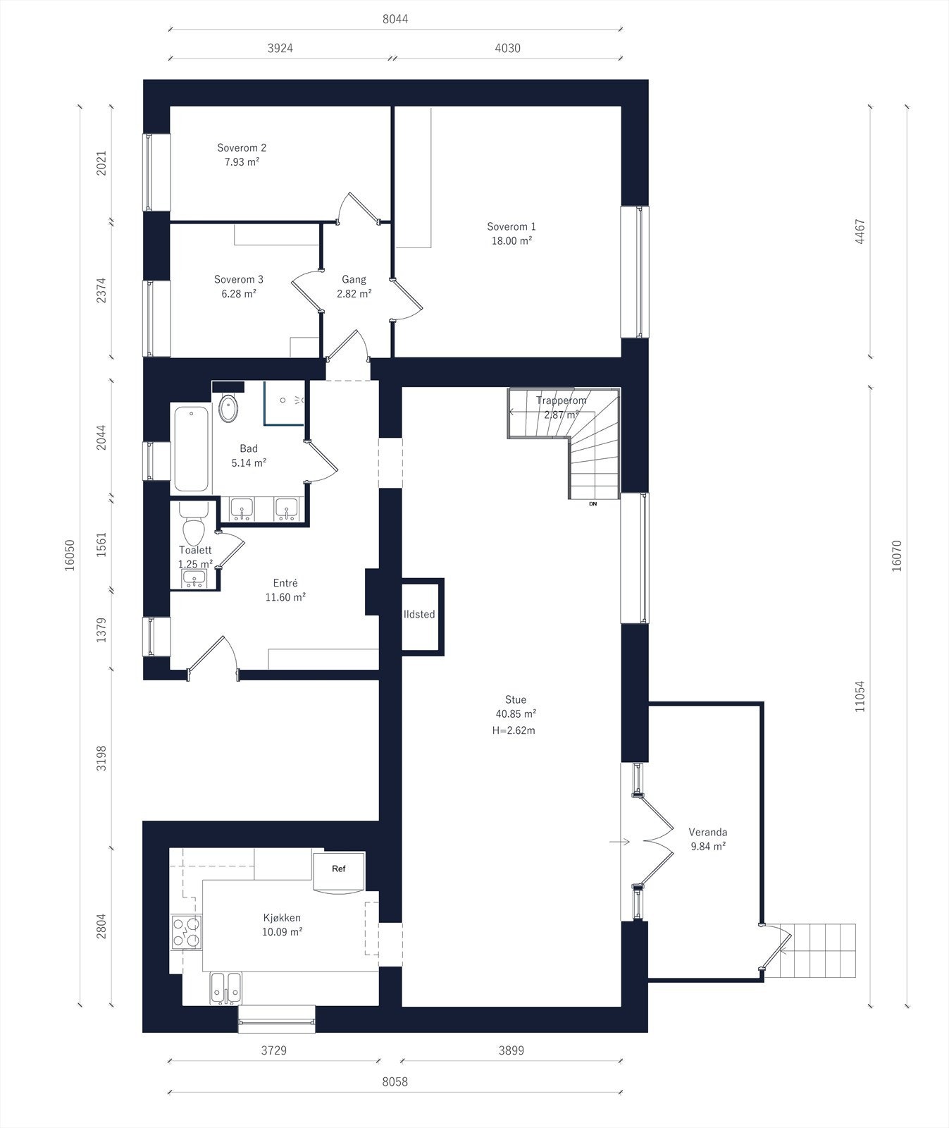 1.etg. inneholder entré med garderobeskap, separat toalett, bad, stor stue med trapp ned til underetasje, utgang balkong og hage, kjøkken, 3 soverom. Galleribilde