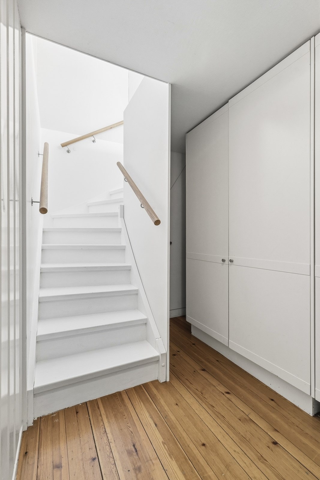Trapp opp til 1. etg, det er lagring i skap og i rom under trappen. Galleribilde