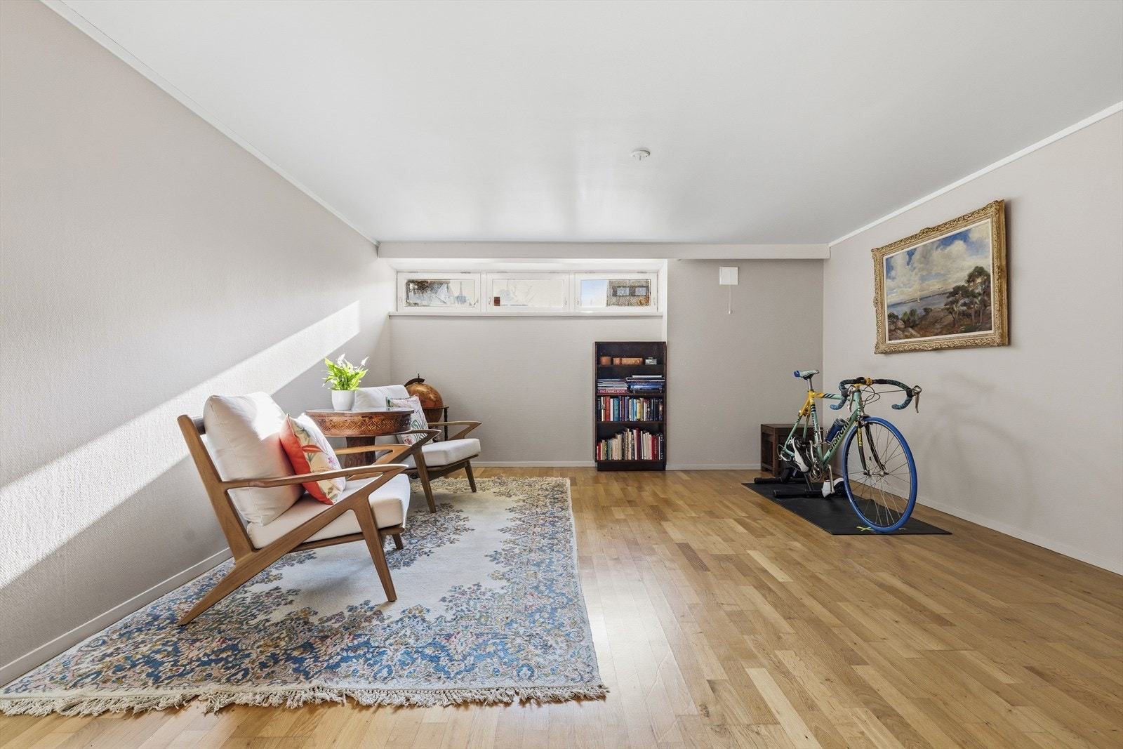 Vinduene vender mot hagen og man får godt med dagslys inn i rommet. Galleribilde