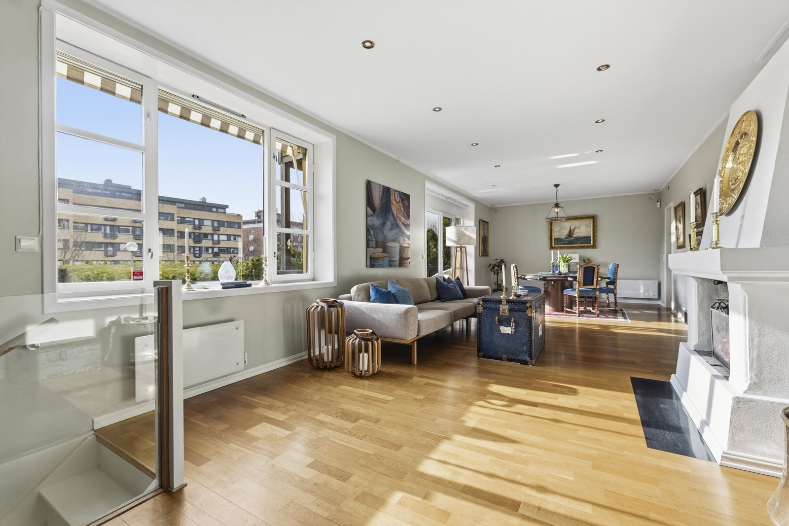 Stuen er meget lys og har store vindusflater som vender ut mot sameiets hage. Galleribilde