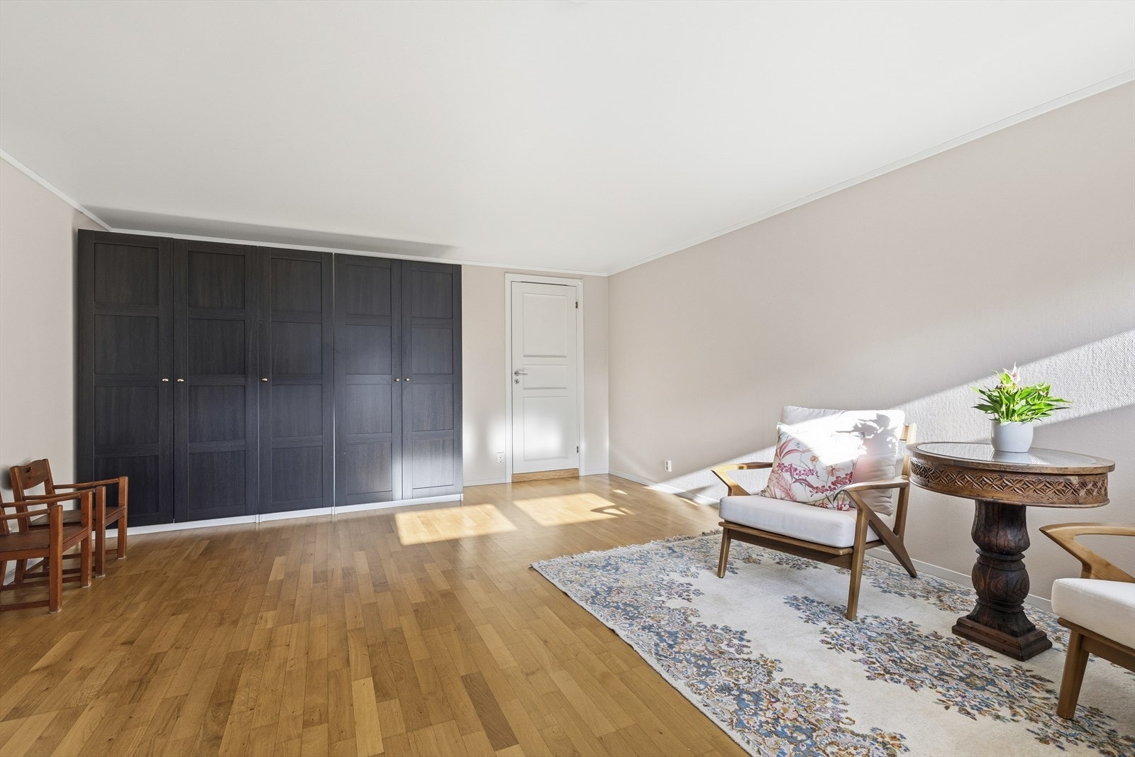 Det er god plass i underetasjen og flere bruksområder. Adkomst til vaskerom/bad. Galleribilde