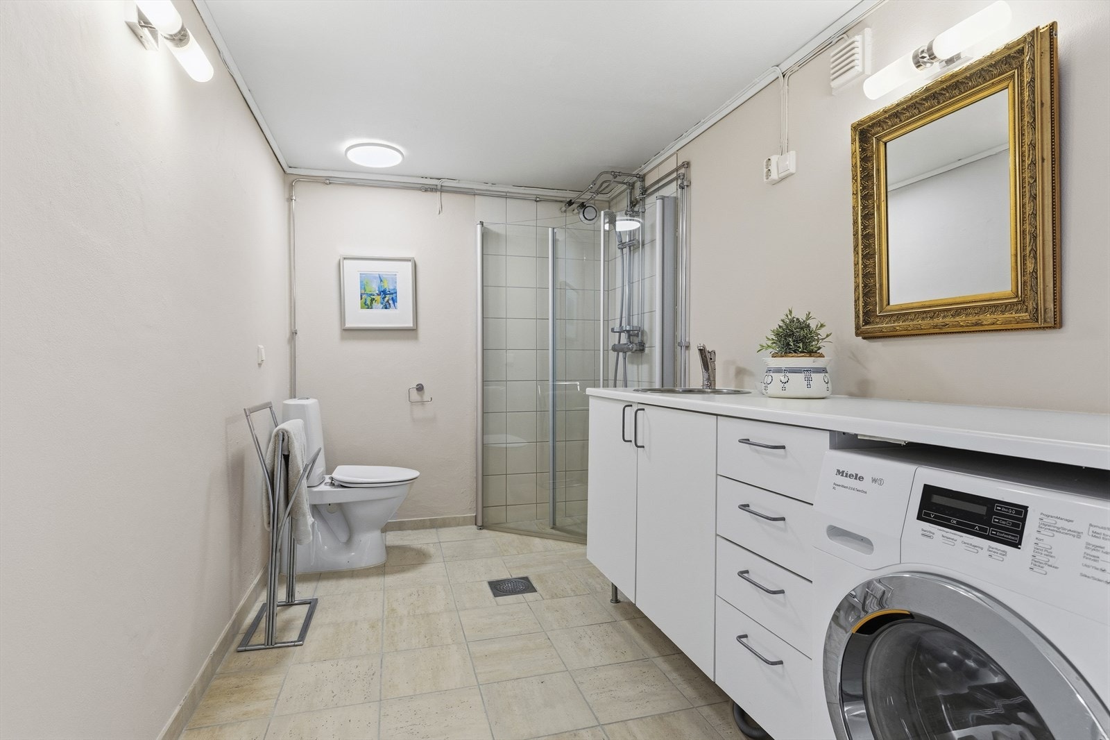 Badet ble modernisert i 2007, det er originalt støpejernsluk. Galleribilde