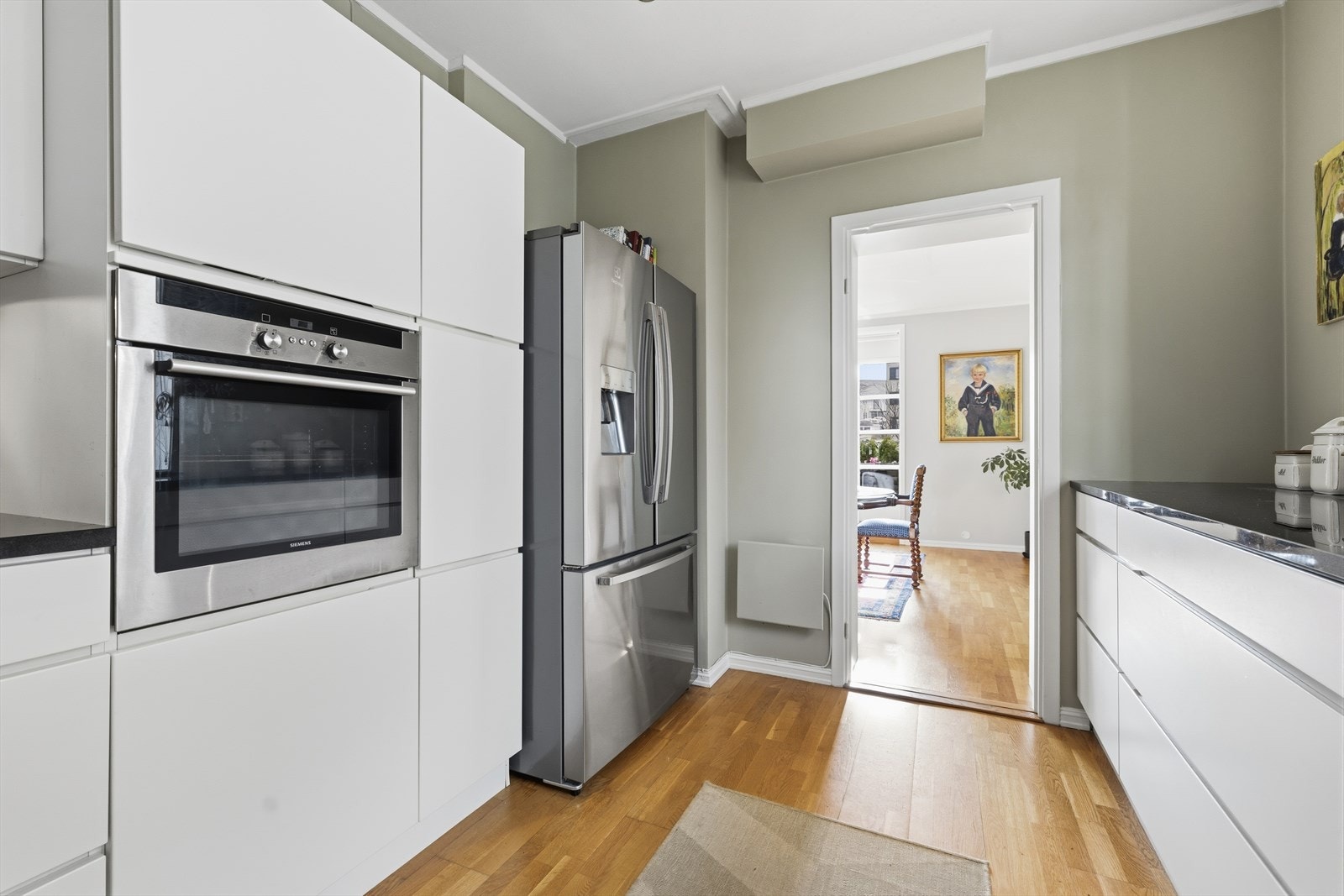 Kjøleskap fra Electrolux med doble dører og fryseskuff følger med. Galleribilde