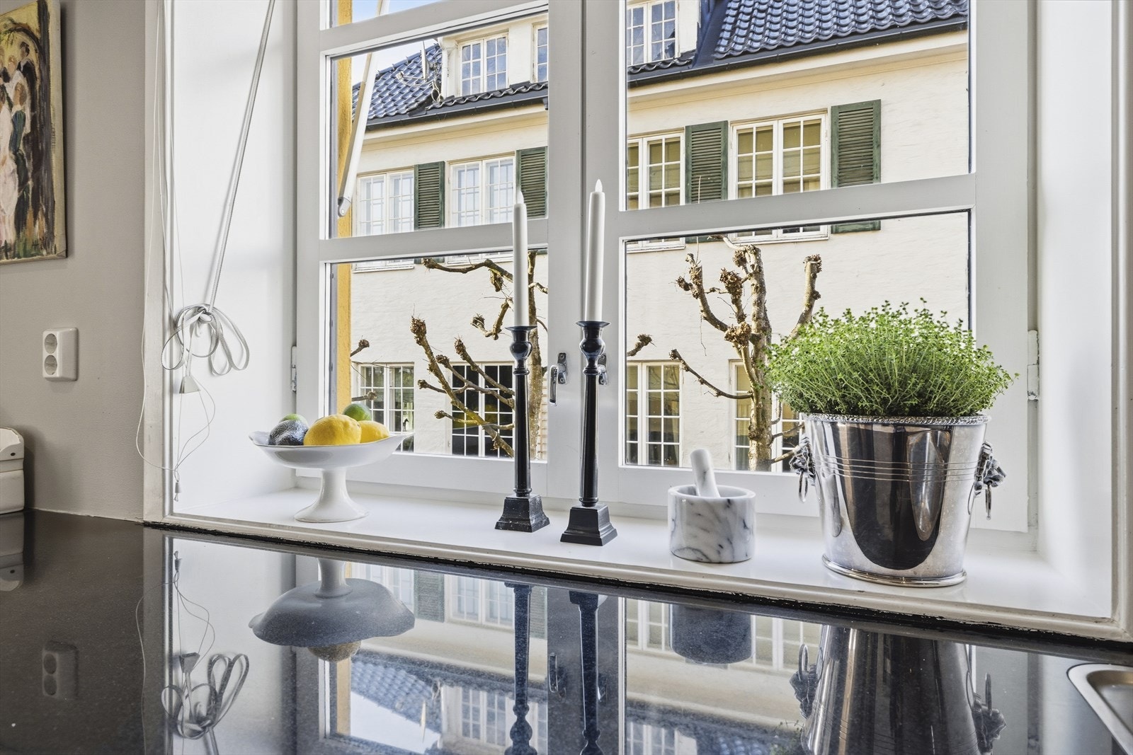 Utsyn fra kjøkkenet til den flotte bebyggelsen i Magnus Barfots gate. Galleribilde