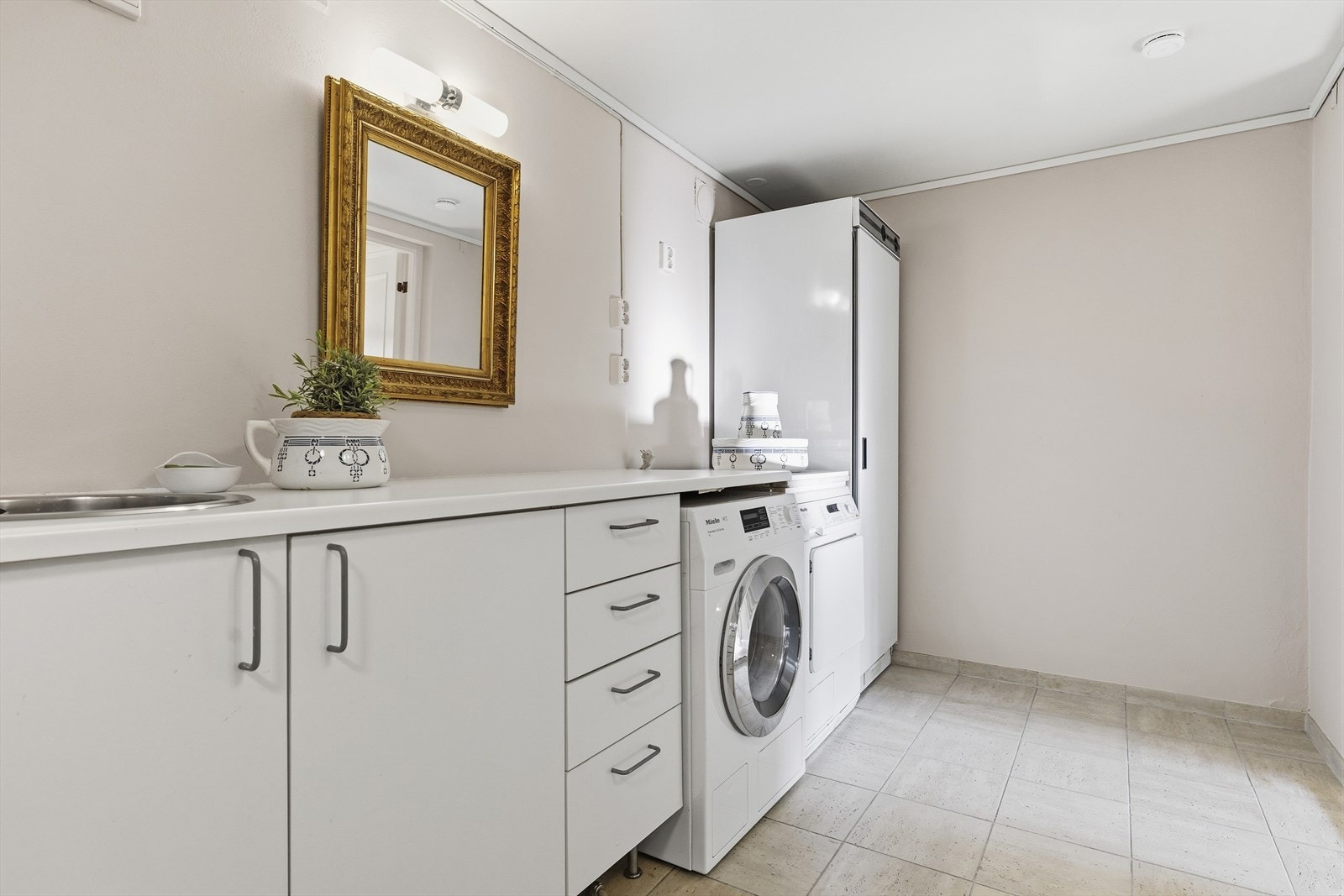 Badet har en god størrelse og det er godt med oppbevaringsmuligheter. Vaskemaskin, tørketrommel og tørkeskap følger med. Galleribilde