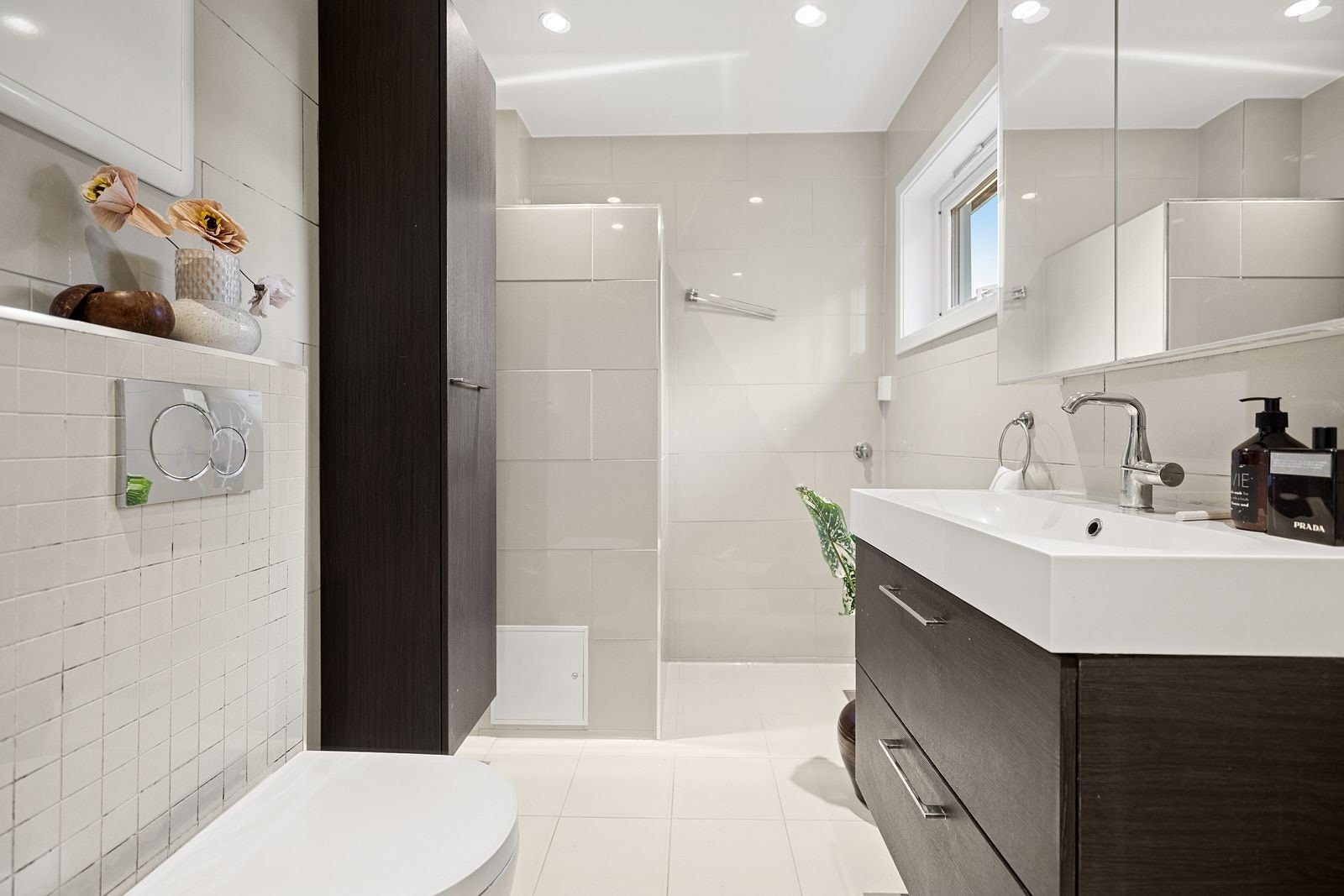 Badet ble stilfullt oppgradert i 2018 og fremstår som moderne og innbydende med lyse fliser på vegger og gulv. Galleribilde