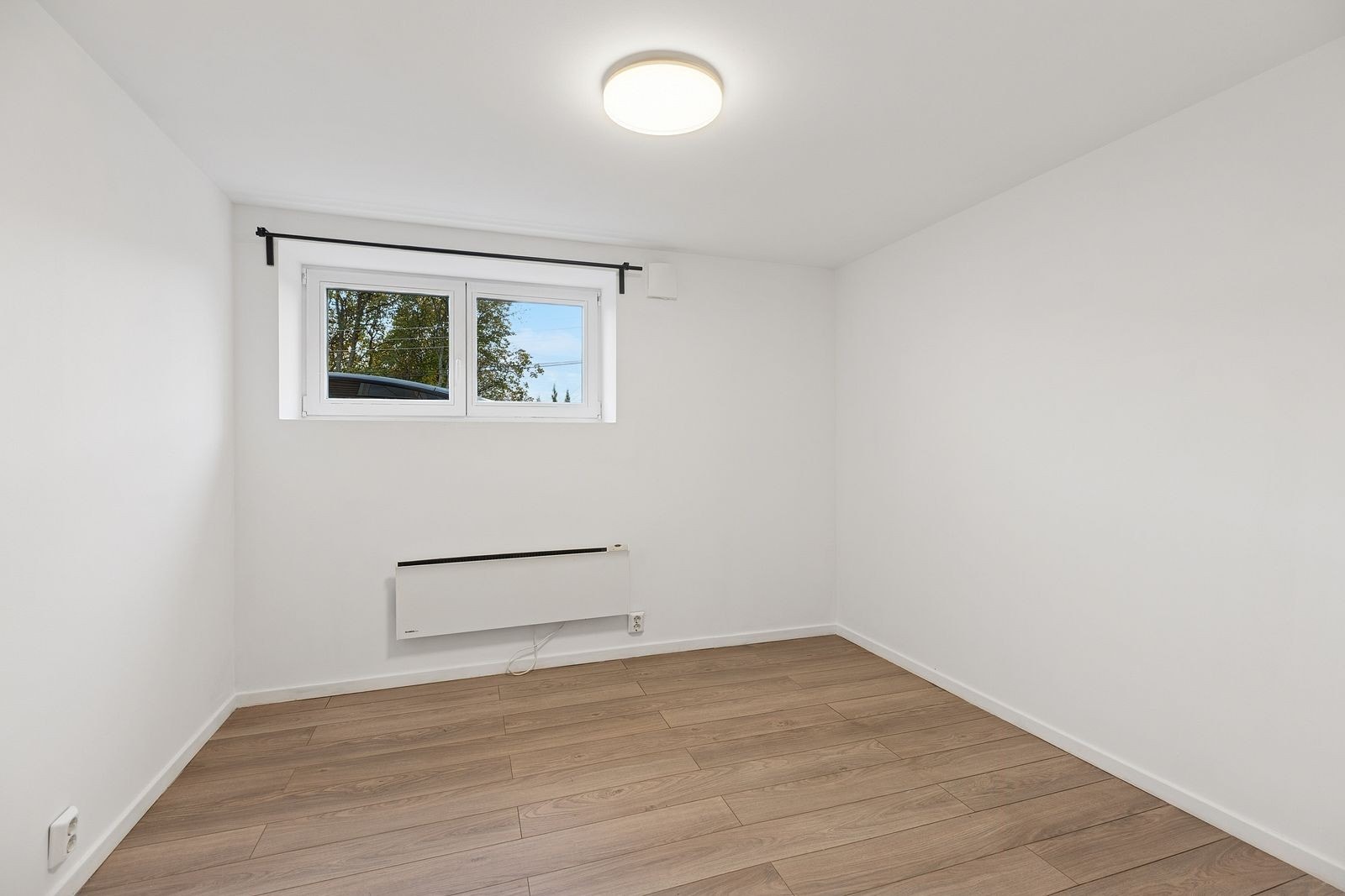 Soverom 1 har god plass til dobbeltseng og garderobeskap. Galleribilde