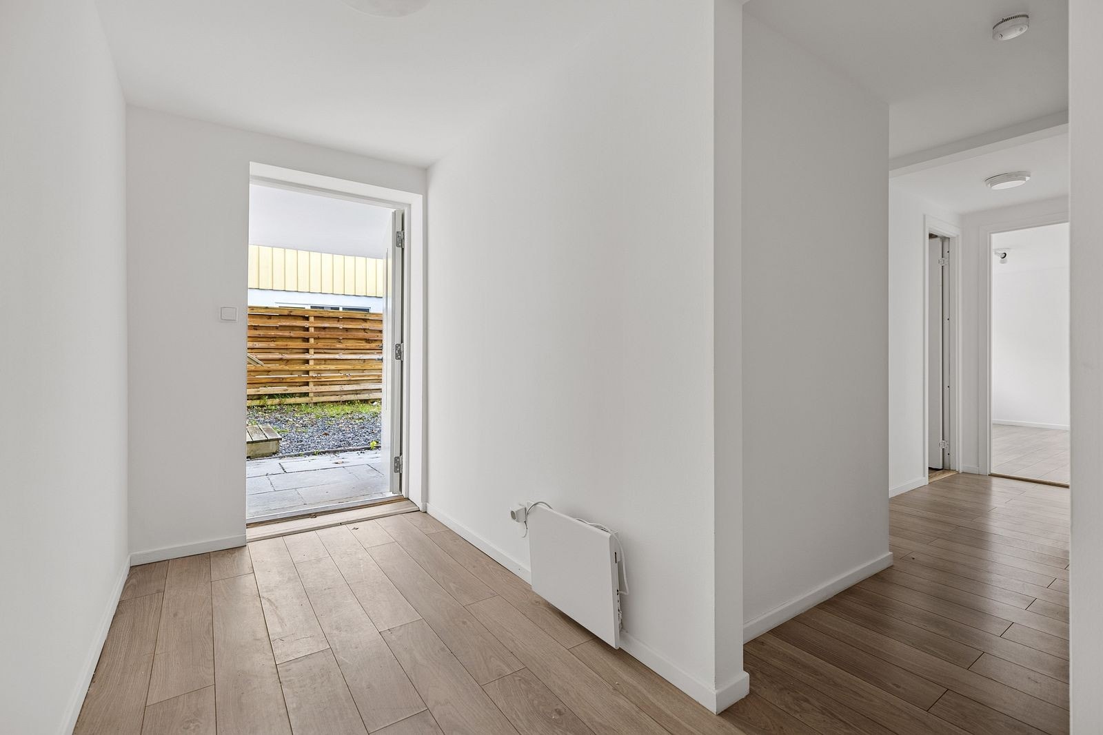 Fra inngangspartiet kommer du til en romslig gang med plass til møblement for ytterklær og sko. Galleribilde
