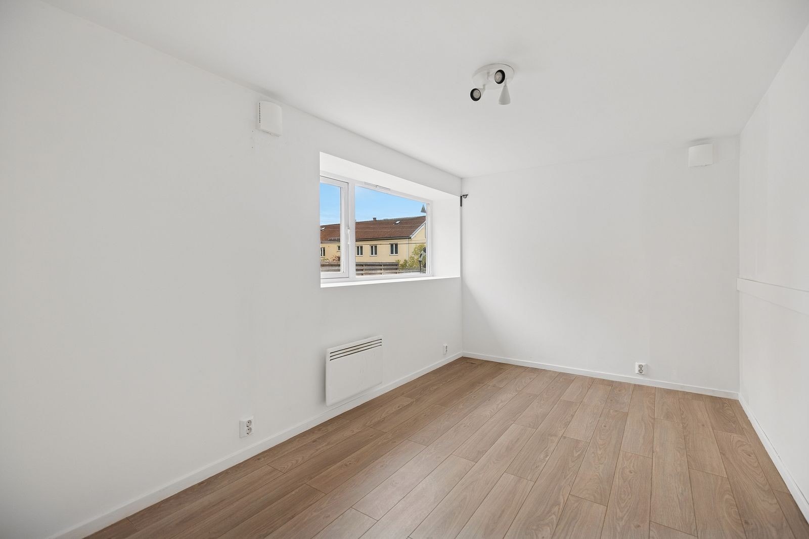 Stuen er av god størrelse med plass til sofa og TV-møblement samt evt spisebord. Galleribilde