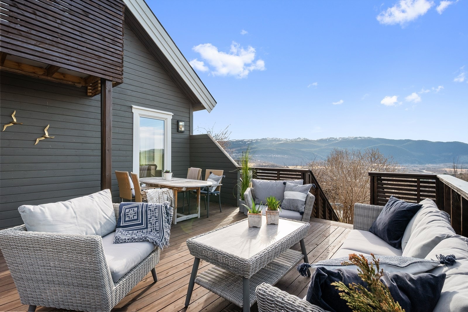 Boligens terrasse strekker seg over hele 41 kvm! Galleribilde