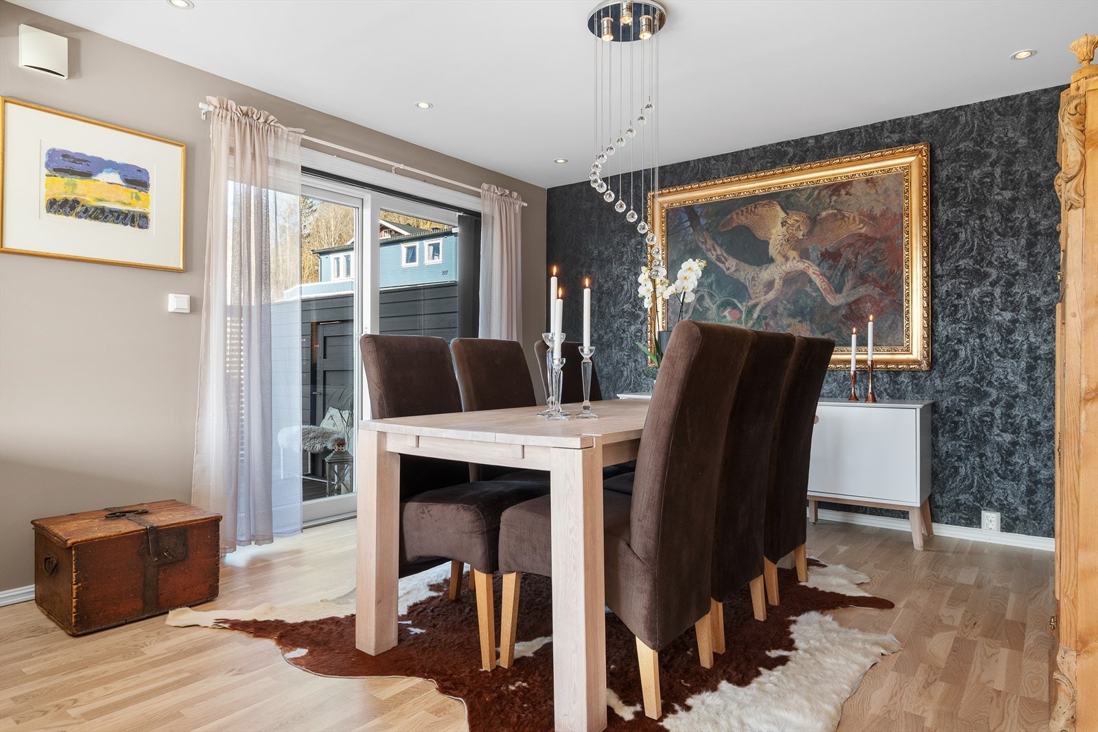 Den romslige spisestuen gir muligheter for mange middagsgjester. Galleribilde