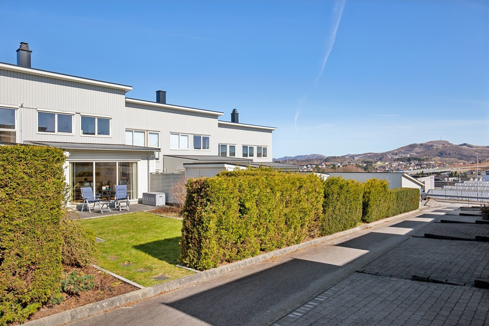 Hagen er pent opparbeidet med plen og hekk som skjermer for innsyn. Galleribilde