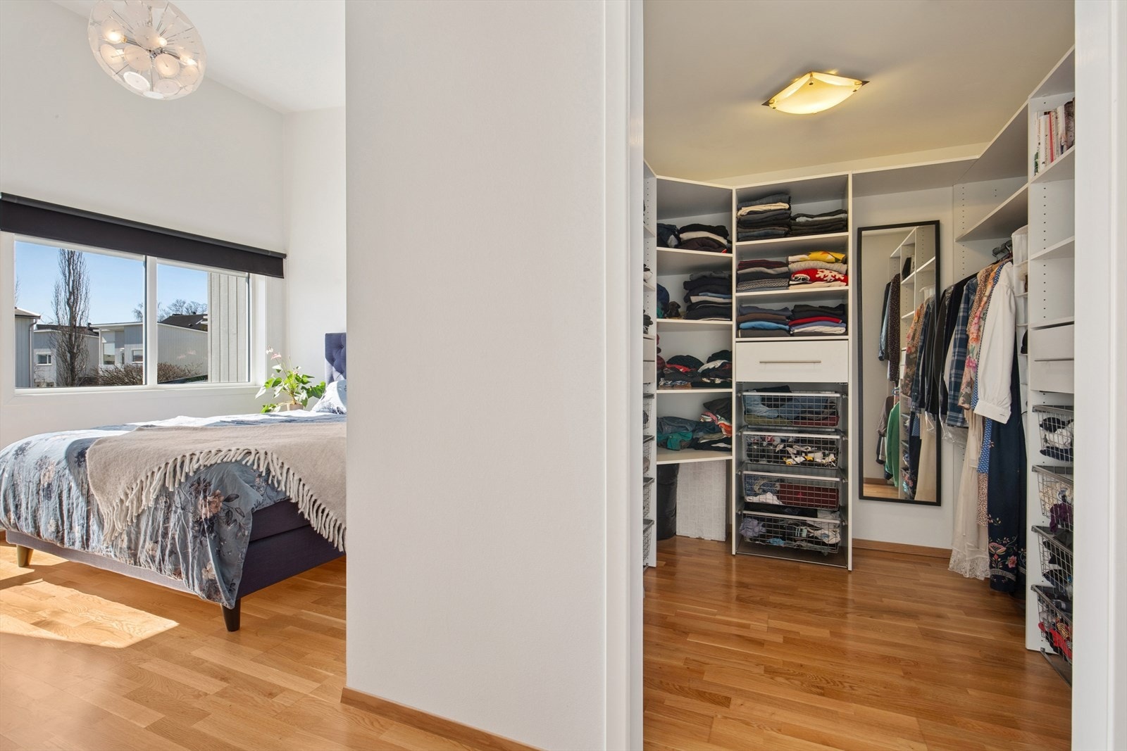 Hovedsoverommet har direkte tilgang til et romslig walk-in-closet med god lagringsplass. Galleribilde