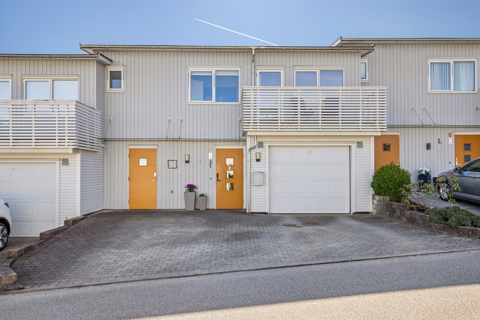 Innholdsrikt rekkehus over to plan med familievennlig planløsning og flotte uteplasser. Galleribilde