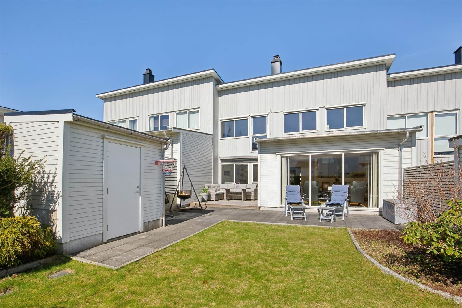 Eiendommen har et flott uteområde og en praktisk, frittstående bod i hagen. Galleribilde