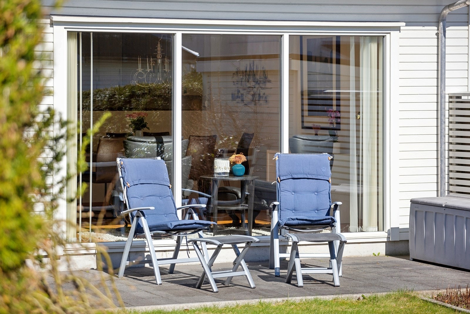 Terrassedøren i tre med to-lags glass binder stuen og uteplassen sammen. Galleribilde