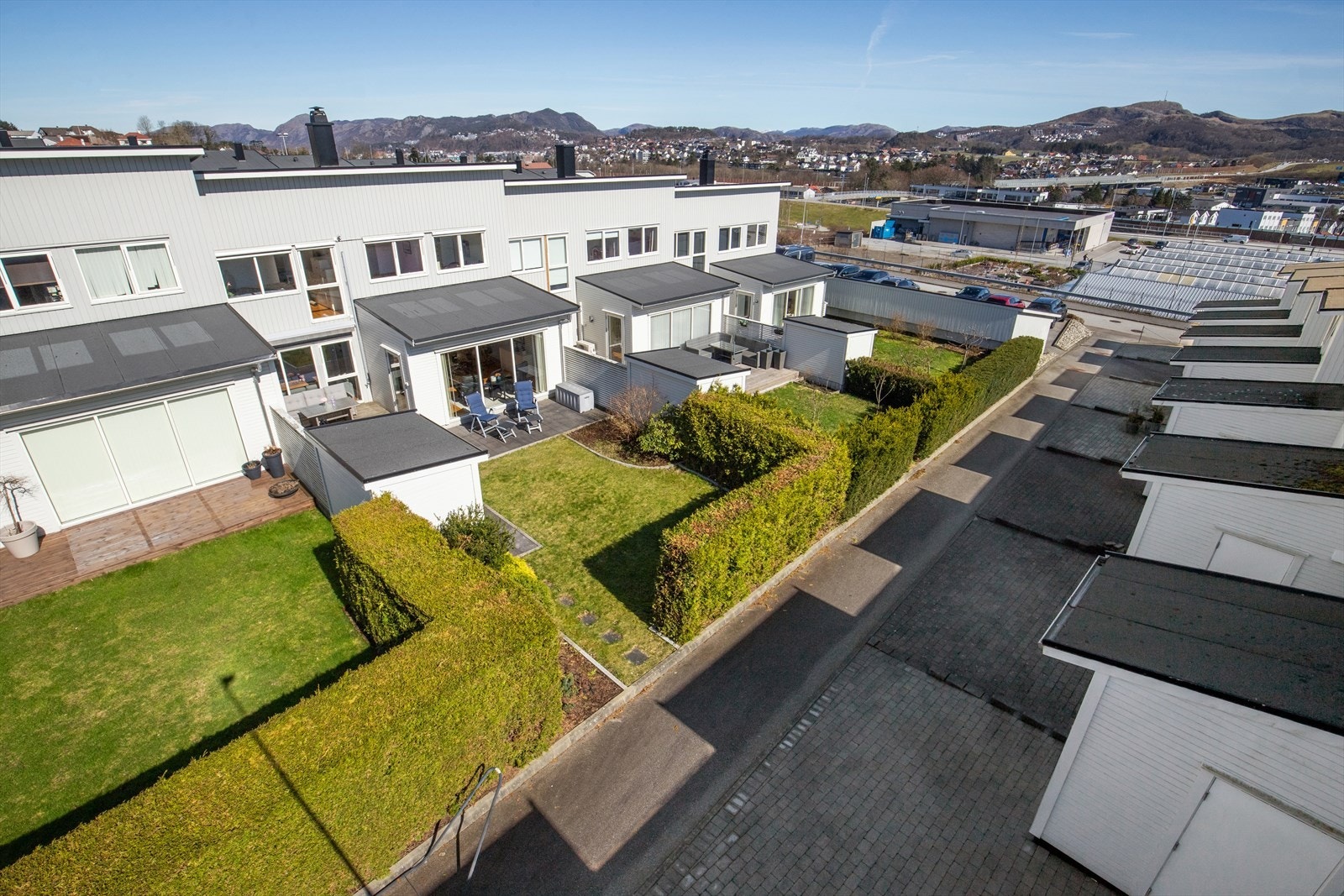 Boligen ligger i et etablert og barnevennlig område på Sandved, med kort vei til skoler og servicetilbud. Galleribilde