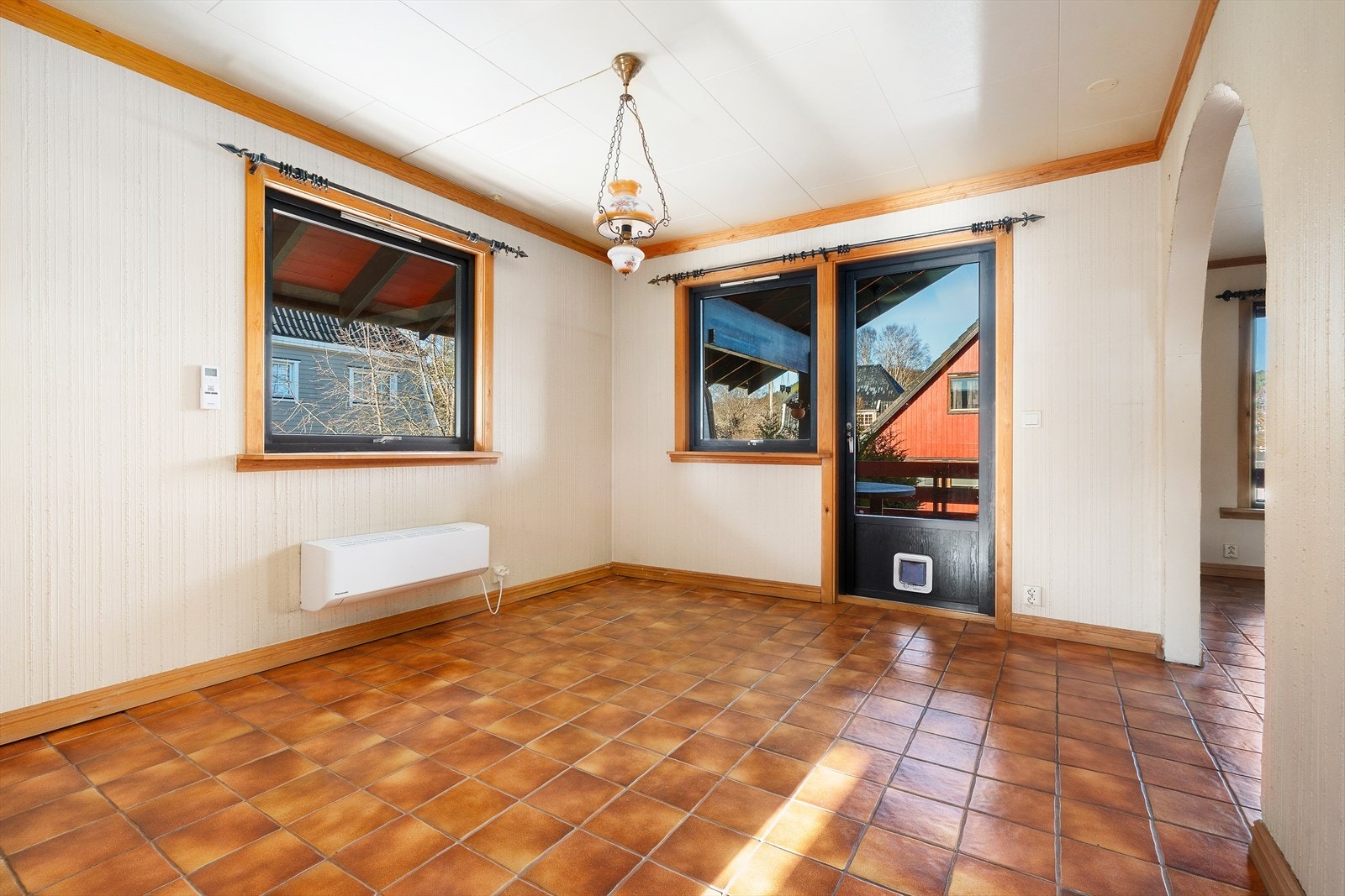 Spisestue med utgang til terrassen. Galleribilde