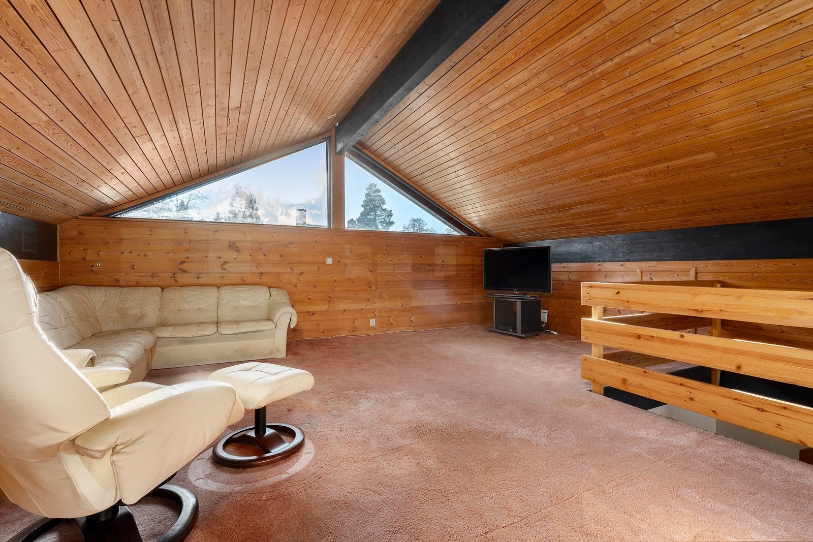 Innredet loftstue, perfekt ekstra oppholdsrom/lekerom for barna og ungdommen i huset. Galleribilde