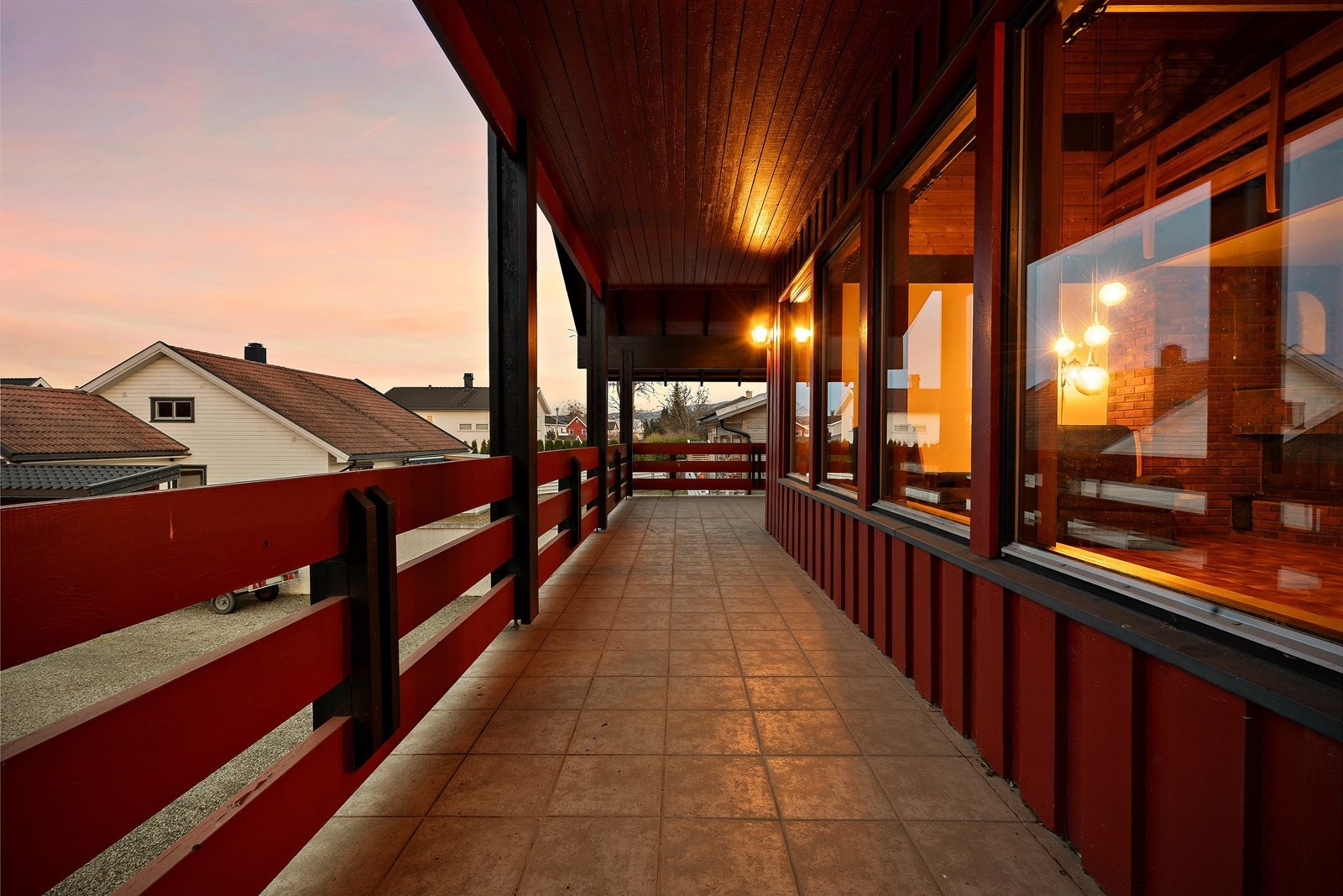 Kveldsstemning på terrassen. Galleribilde
