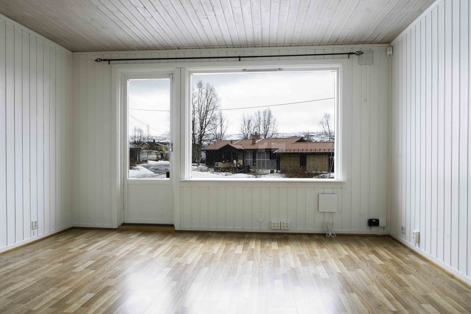 Lys og fin stue med stort vindu og verandadør ut i den sørvendte forhagen. Galleribilde