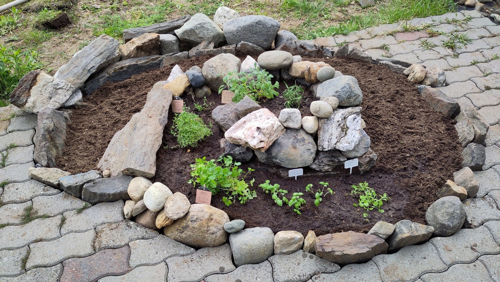 Urtespiral i forhagen. I hagen er det også ripsbusker og plantekasser. Galleribilde