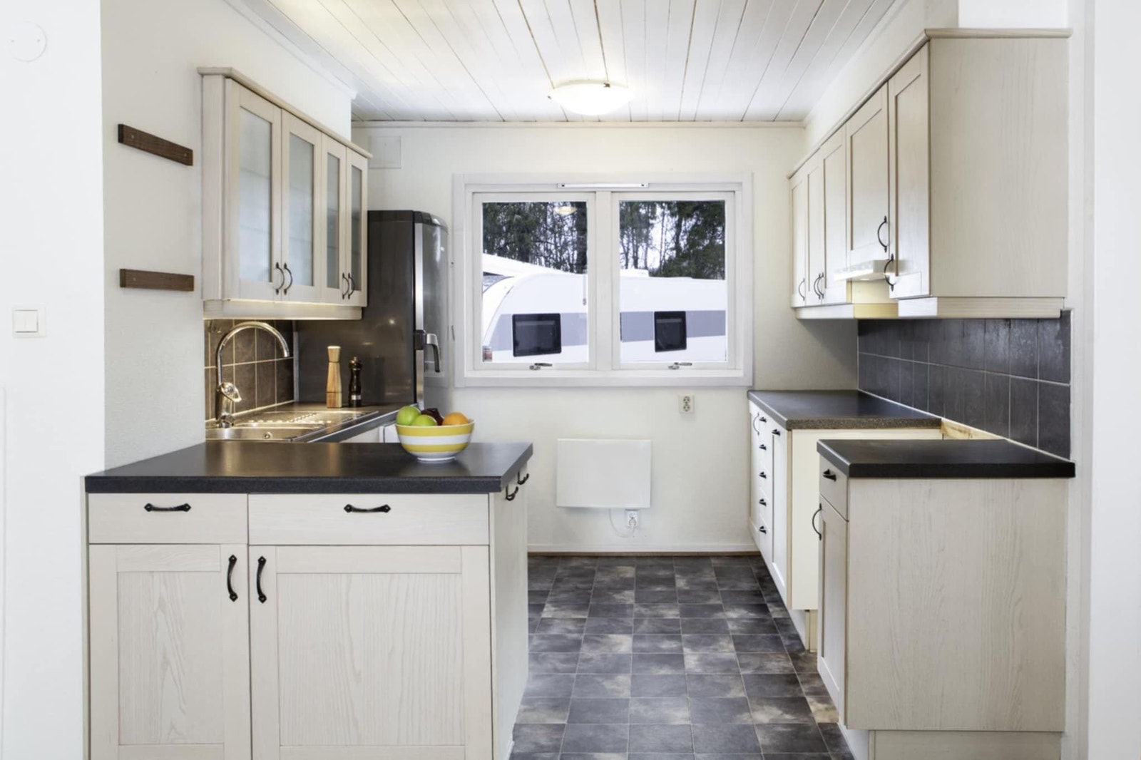 Kjøkkenet fra 2005 har tidløse farger og god planløsning. Galleribilde