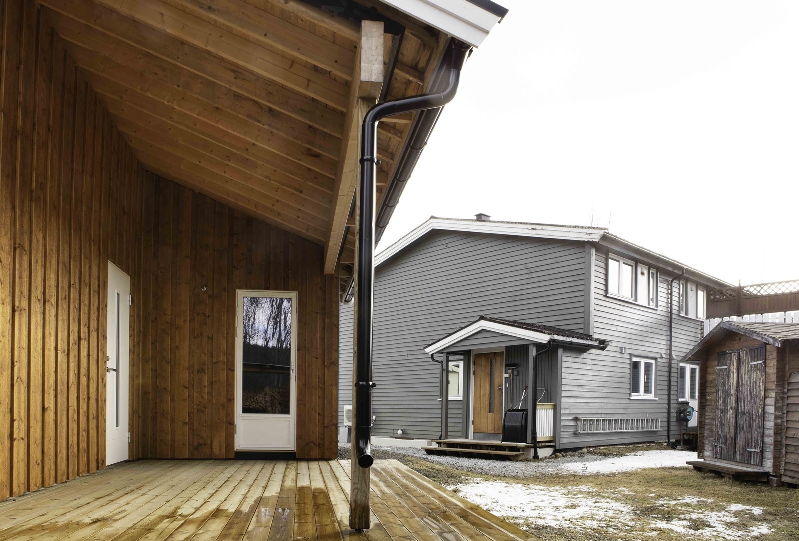 På baksiden skjuler det seg en deilig uteplass vendt mot bakhagen og skogen. Galleribilde