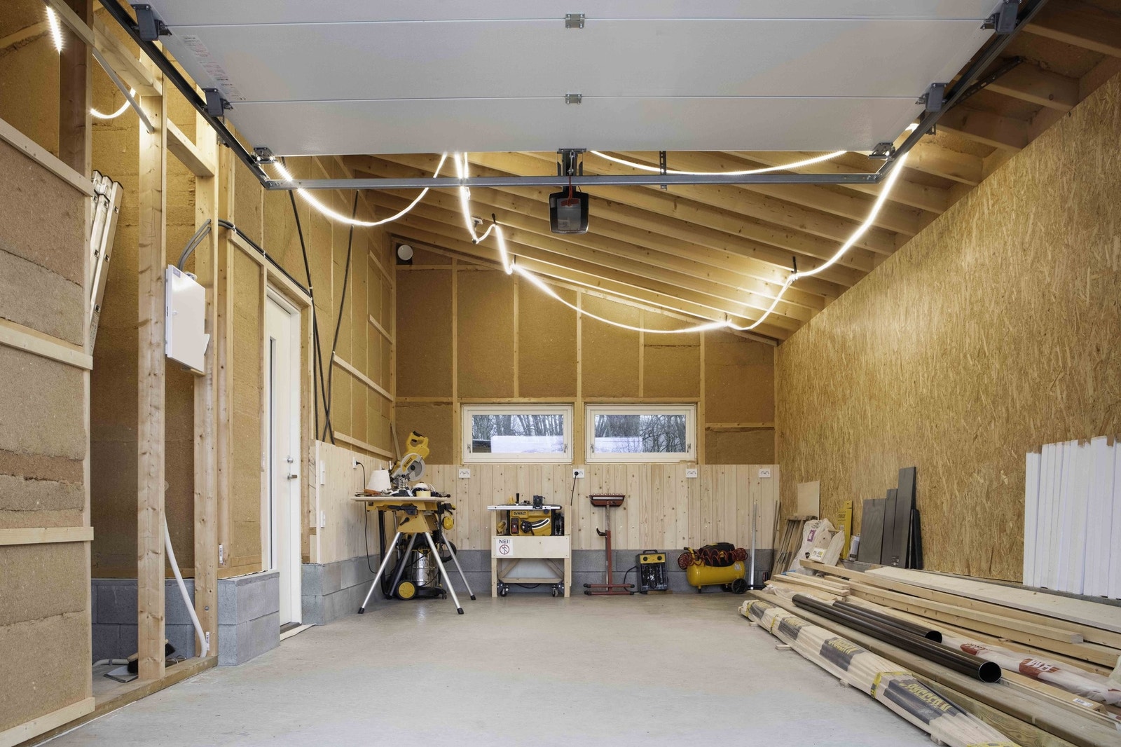 Garasjen er isolert og har opplegg for verksted og et eget rom. Galleribilde