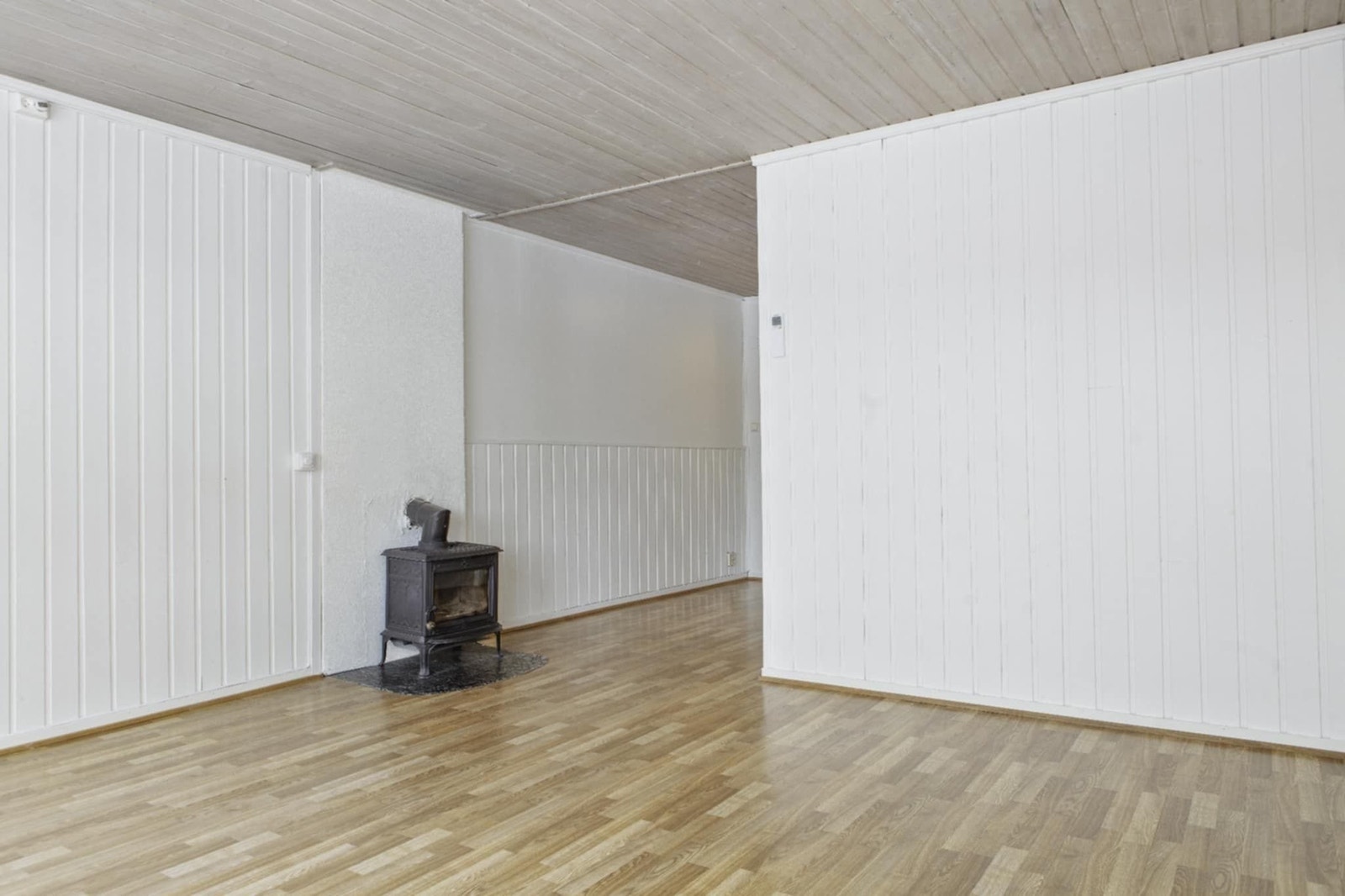 Peisovnen er plassert midt i huset i stua og gir deilig og hyggelig varme på kalde vinterdager. God å ha i beredskap. Galleribilde