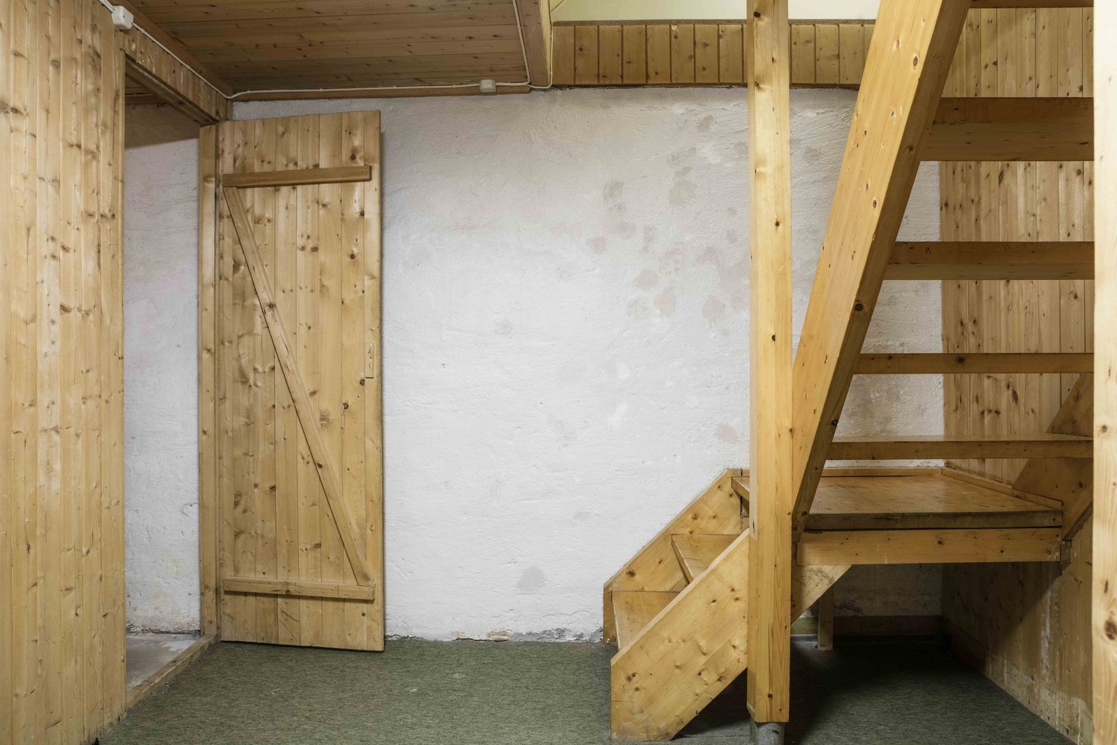 Kjelleren er delt inn i tre rom som har blitt brukt som matbod, vaskerom og lager. Galleribilde