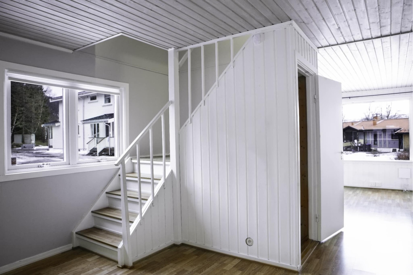 Trappen leder opp til de tre soverommene og badet i andre etasje, og under trappekassa går trappen ned til kjelleren. Galleribilde