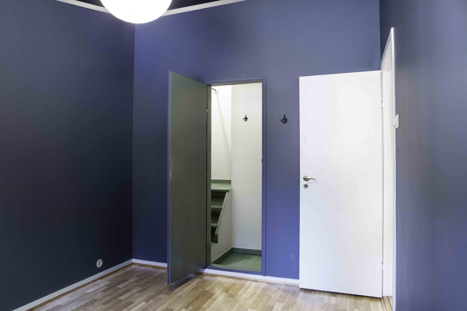 Skjult walk-in closet på hovedsoverommet. Galleribilde