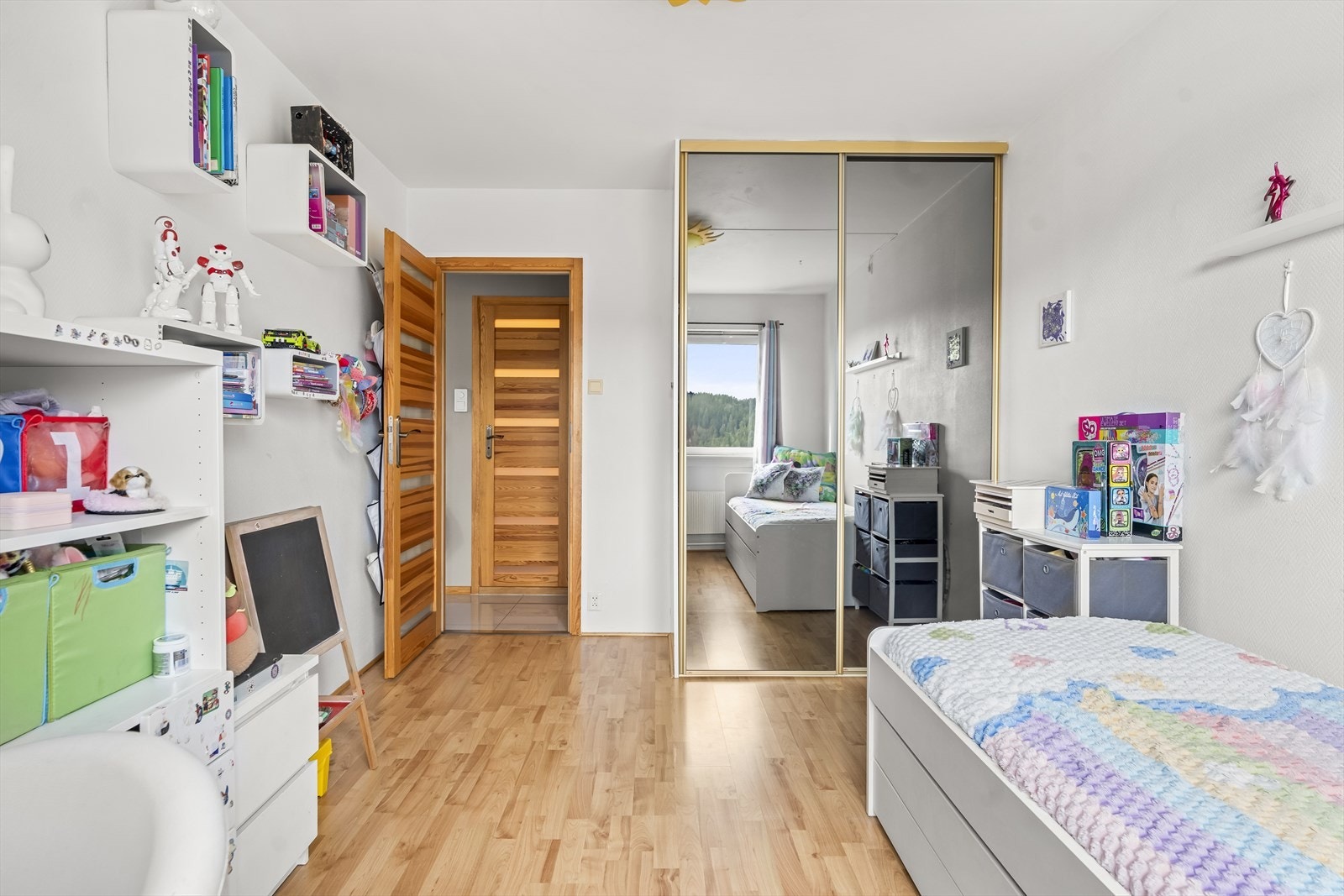 Rommet har plass til seng, nattbord, garderobeløsning og evt. skrivebord. Også dette rommet har skyvedørsgarderobe. Galleribilde