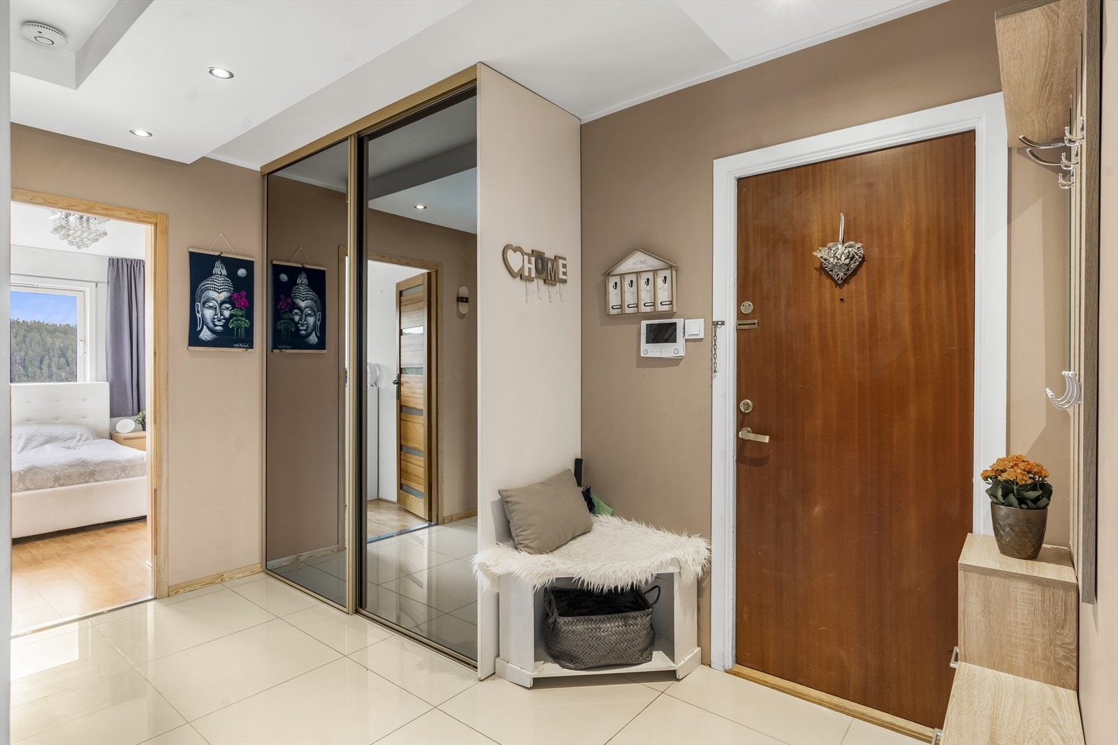 Leiligheten har en romslig entré med plass til å henge fra seg yttertøy og sette fra seg sko i praktisk skyvedørsgarderobe. Galleribilde