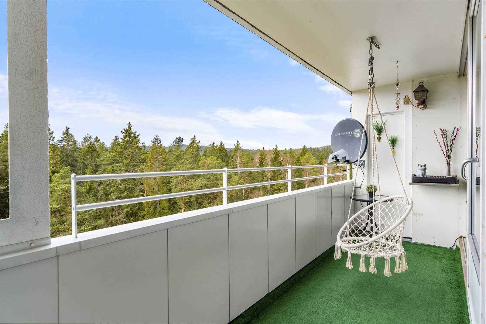 Uteplassen er vestvendt, og har plass til sittegruppe samt gass-/elektrisk grill. Galleribilde