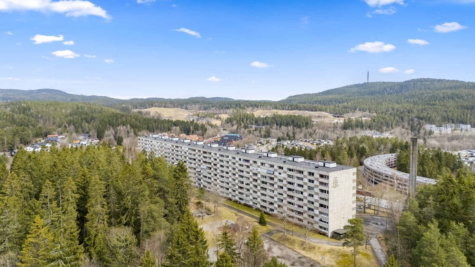 Boligen ligger luftig til i byggets 8. etasje, og har enkel adkomst via heis eller trapper. Galleribilde