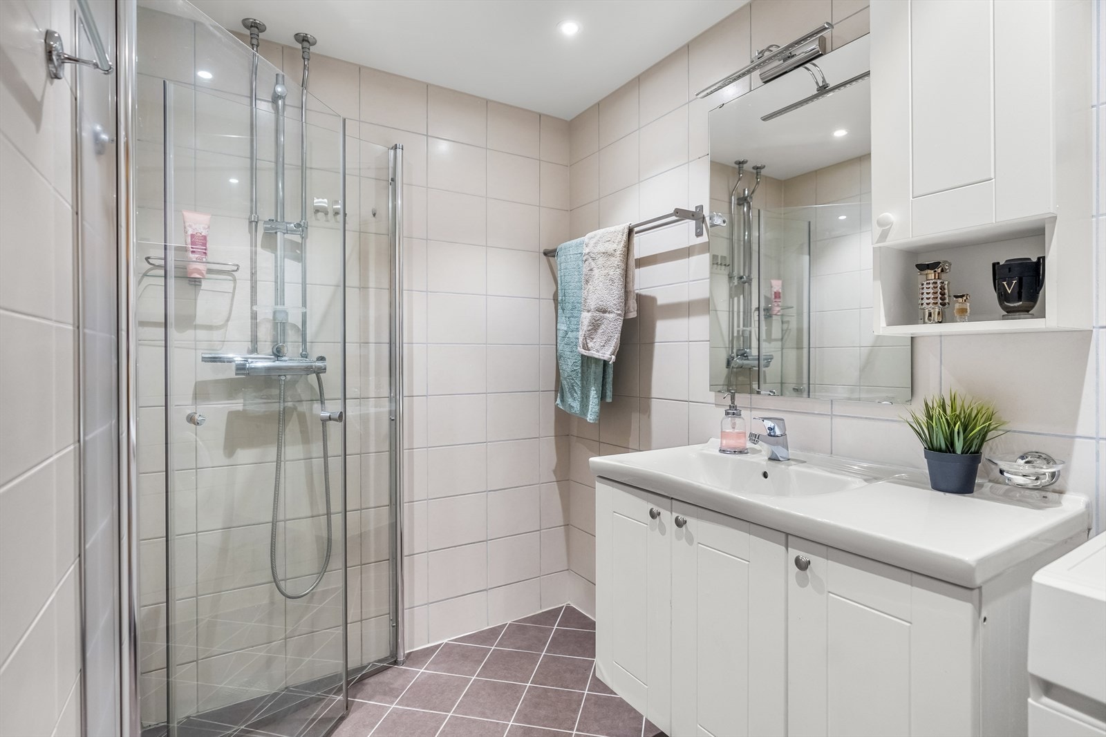 Badet har fliser på gulv og vegger, samt malt overflate og downlights i himling. Det er gulvvarme. Galleribilde