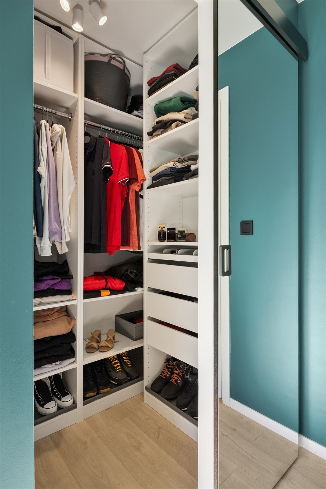 Skyvedør med speil inn til walk-in-closet Galleribilde