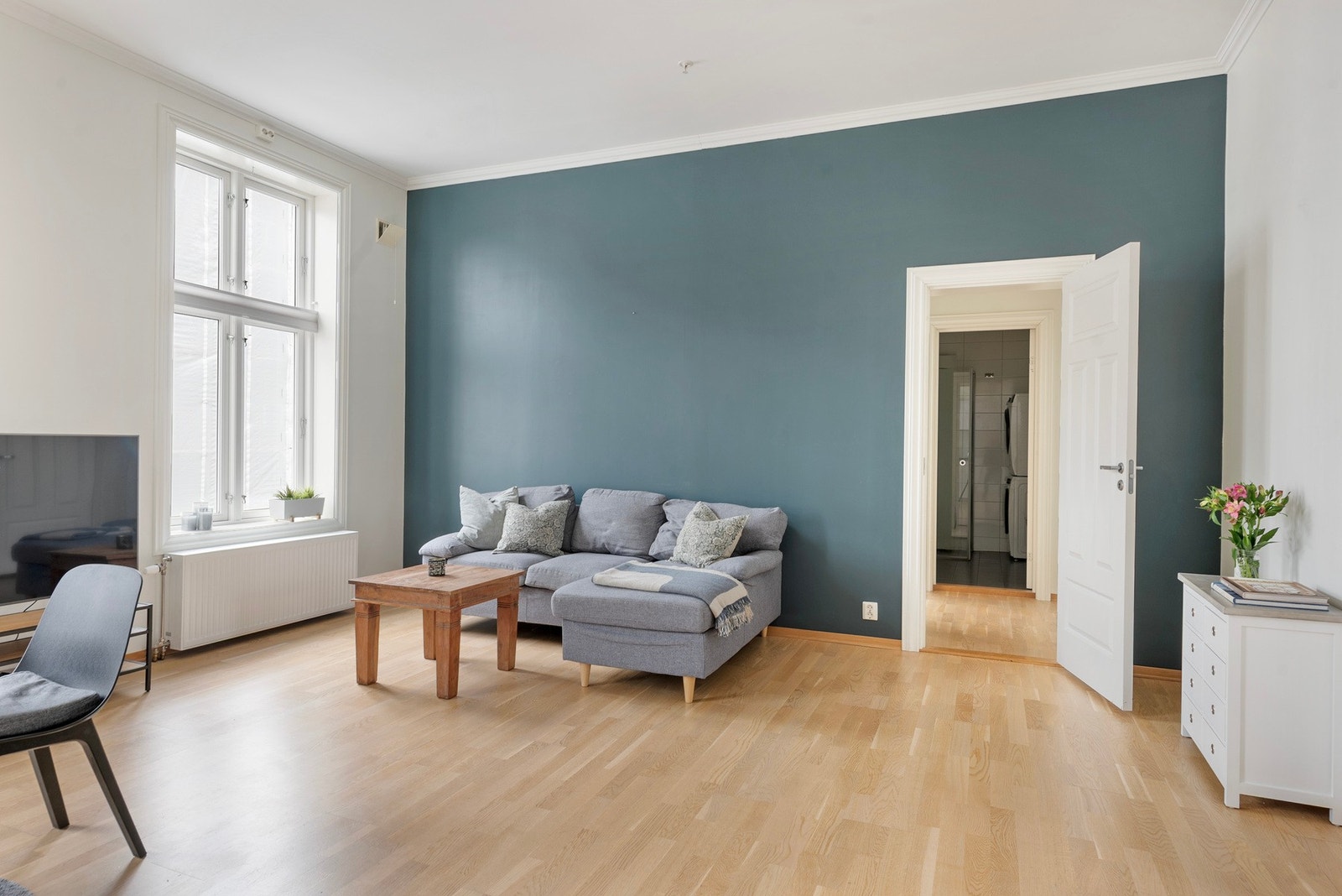 Innvendig er det gulv av parkett. Veggene har malte plater. Galleribilde
