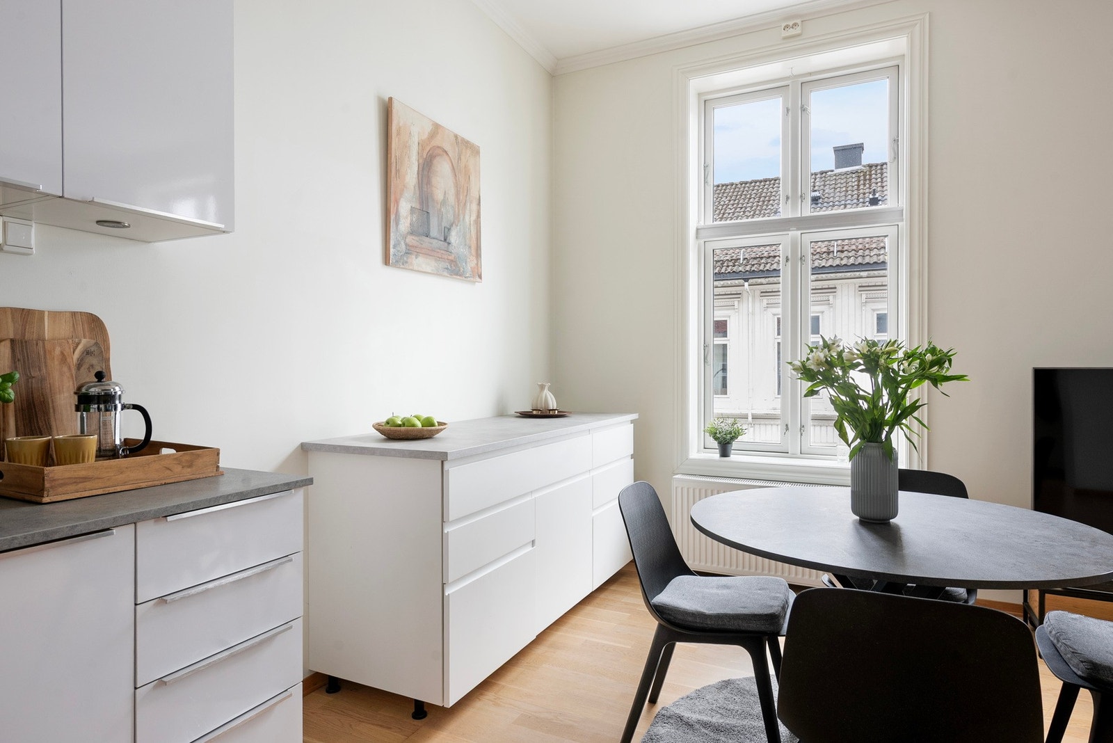 Leilighet med vannbåren varme via radiatorer. Noe som gir lave bokostander. Galleribilde