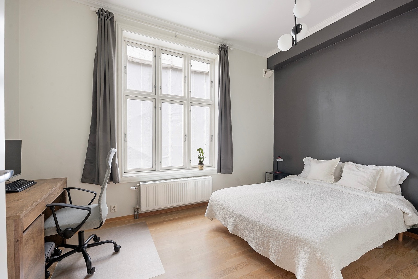 Hovedsoverom med god plass til seng og garderobe. Galleribilde